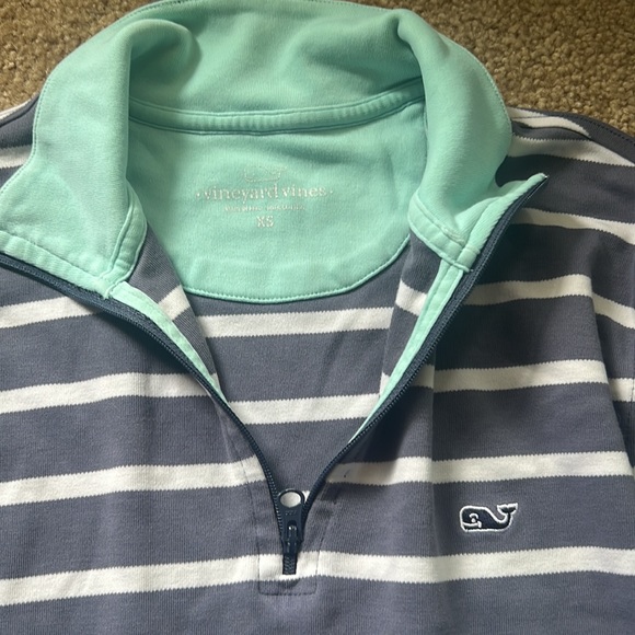 Vineyard vines pull over - Picture 3 of 4